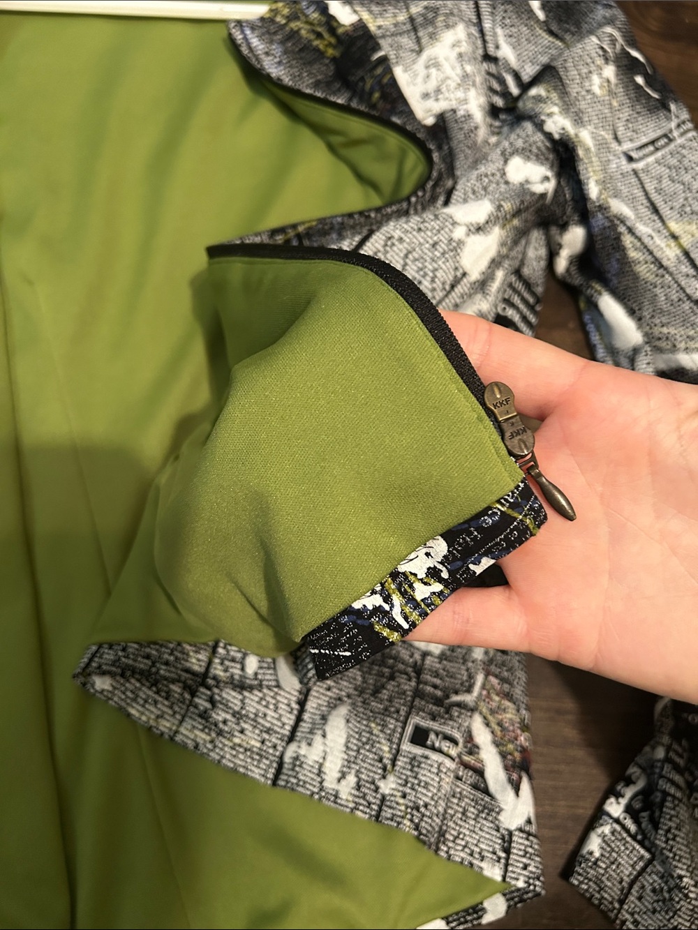 Joseph Ribkoff Women’s Size 12 B&W Newspaper Print Green Shoulder Padded Jacket - Picture 8 of 11